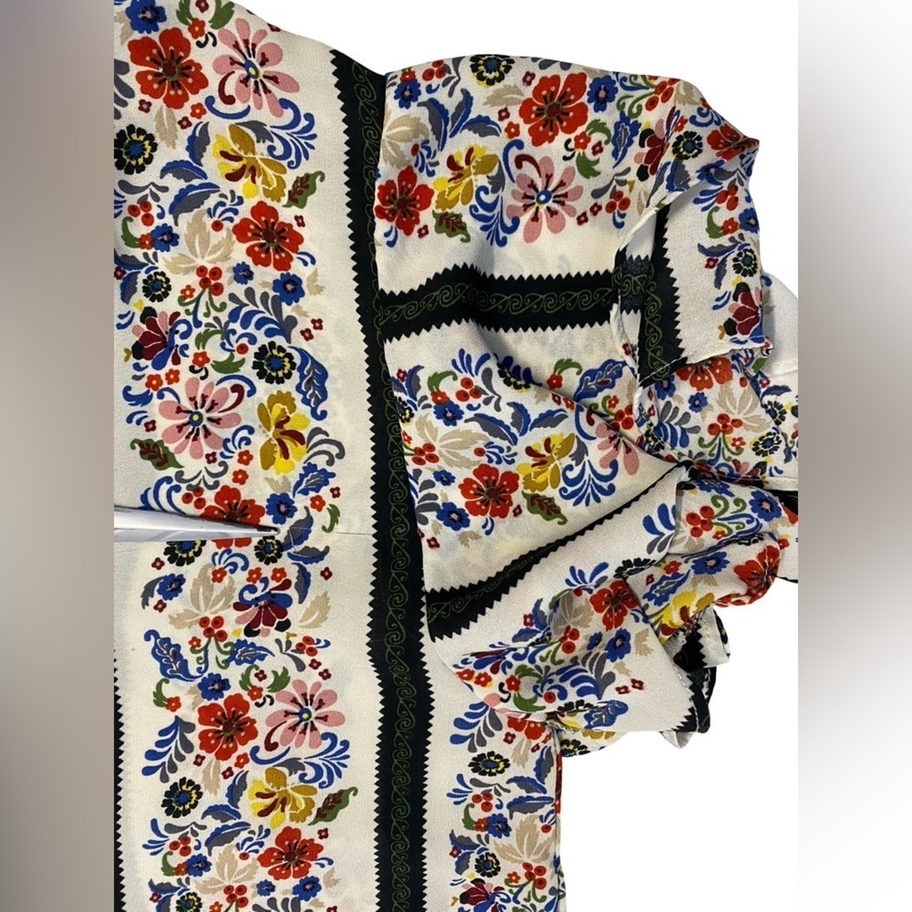 Faith & Joy Floral Blouse With Ruffle Sleeves Size  
M Pit 20 Pulls In Fabric - Picture 8 of 12